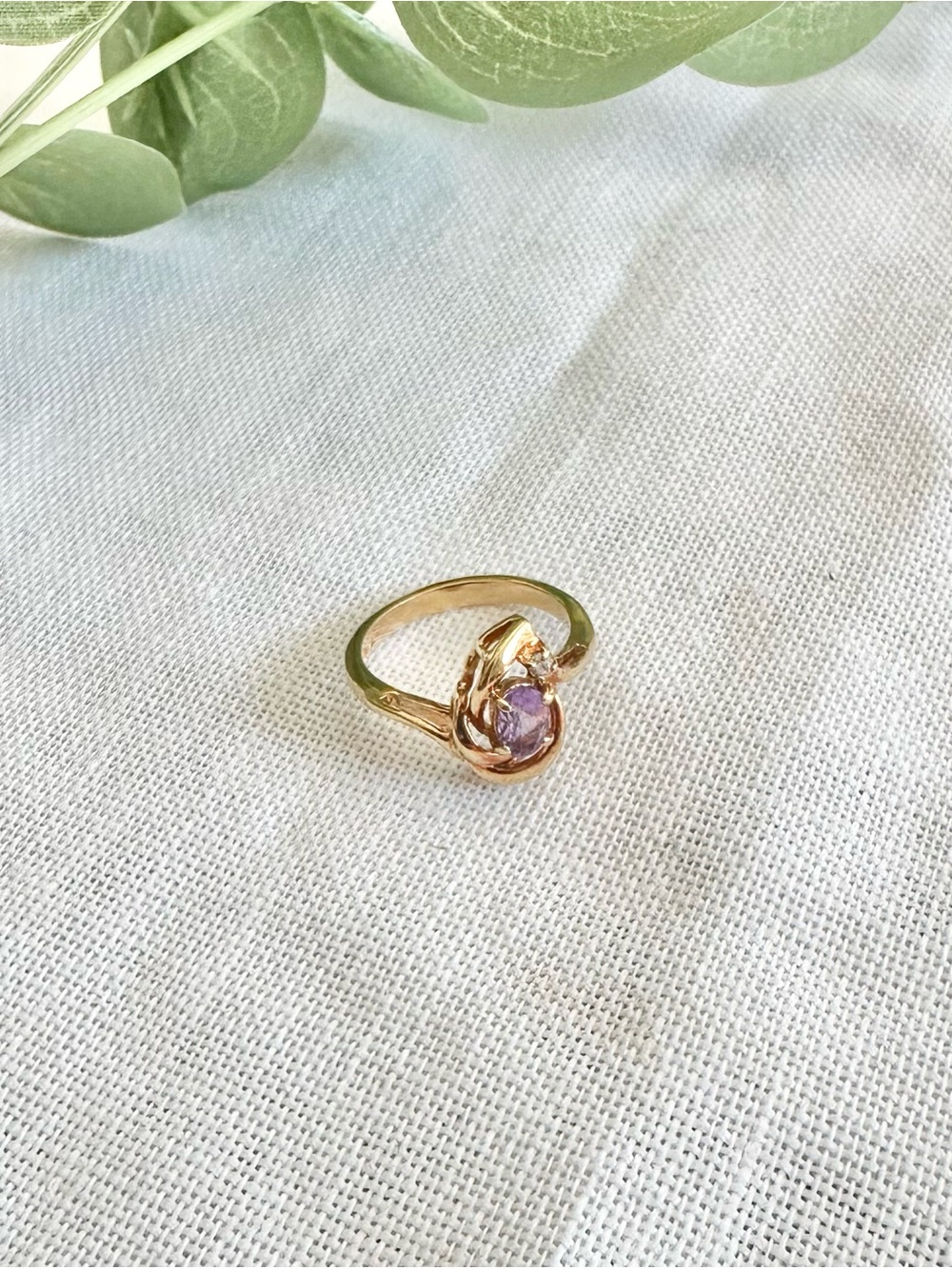 Vintage Taiwan stamp gold-toned oval amethyst ring, size 6.5